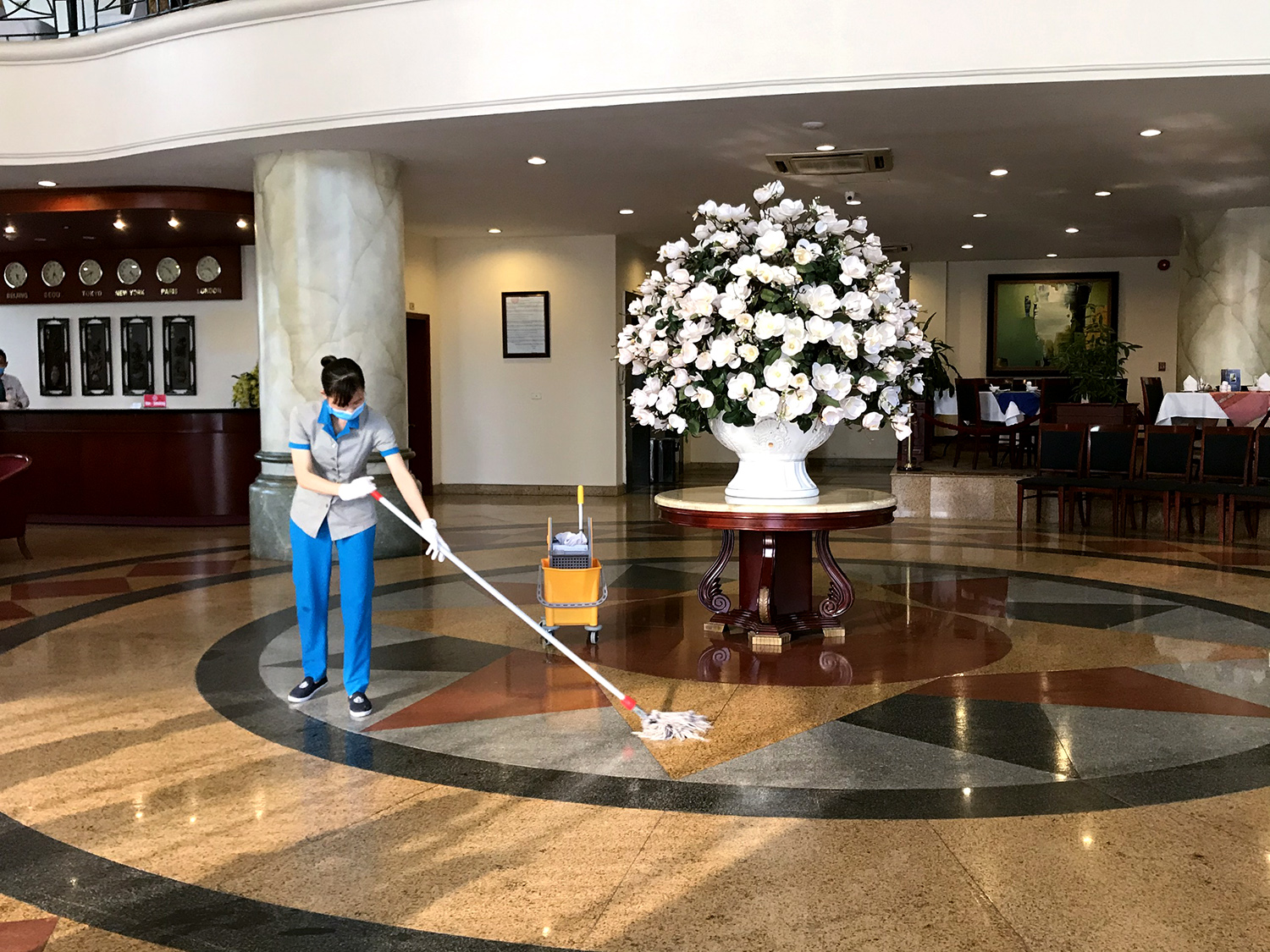 Nhân viên vệ sinh khu vực công cộng trong khách sạn Mithrin. 