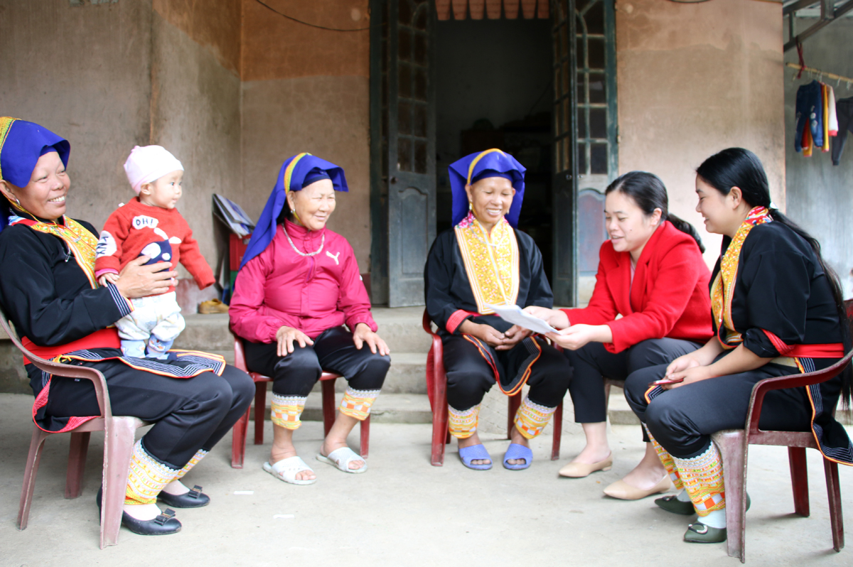 Cán bộ Hội LHPN huyện Ba Chẽ tuyên truyền cho hội viên, phụ nữ thôn Nà Bắp, xã Đồn Đạc kiến thức xây dựng gia đình hạnh phúc.