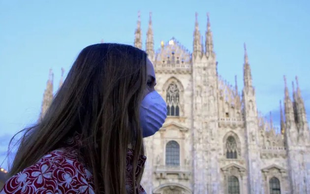 Người phụ nữ đeo khẩu trang ở Italy để phòng lây nhiễm Covid-19. Ảnh: Ropi.