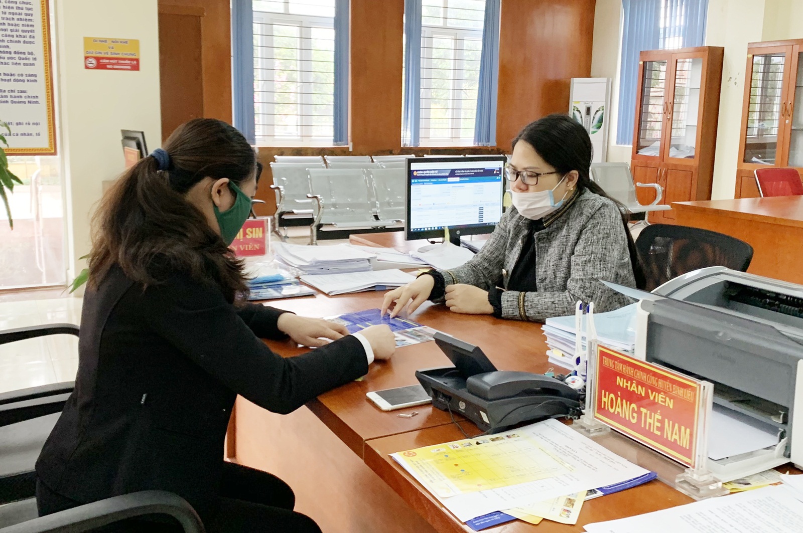 Cán bộ Trung tân HCC huyện Bình Liêu giải quyết thủ tục hành chính cho công dân. (tháng 3/2020)