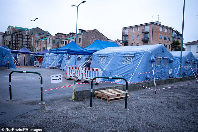 Các căn lều dựng gần Bệnh viện Padua tiếp nhận bệnh nhân ở Padova vào ngày 6-3. Ảnh: NUR PHOTO