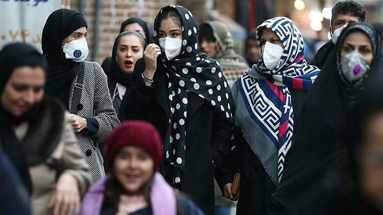 Người dân tại khu vực Grand Bazaar của Tehran, Iran, đeo khẩu trang để phòng ngừa Covid-19. Ảnh: Reuters