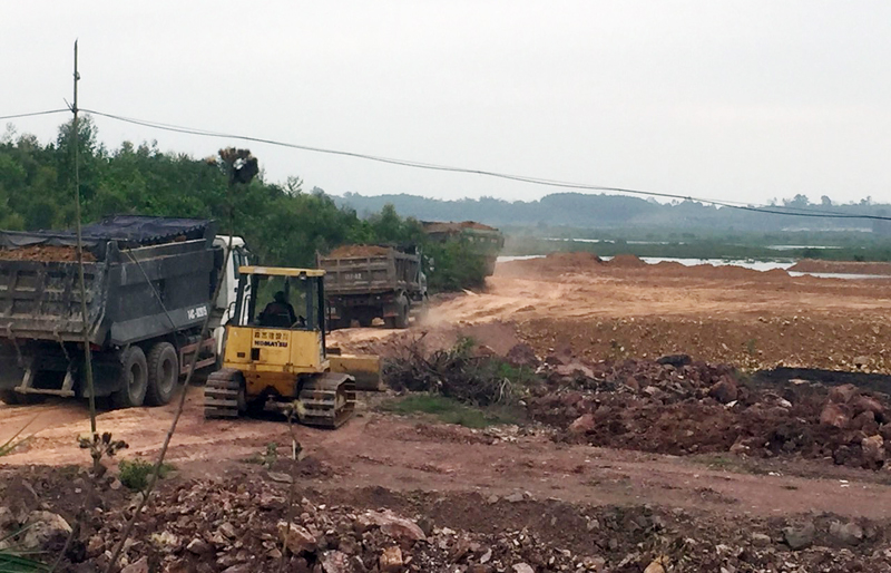 Toàn bộ đất được vận chuyển ra sử dụng san lấp mặt bằng dự án nuôi trồng thủy sản tại km27, xã Quảng Nghĩa.