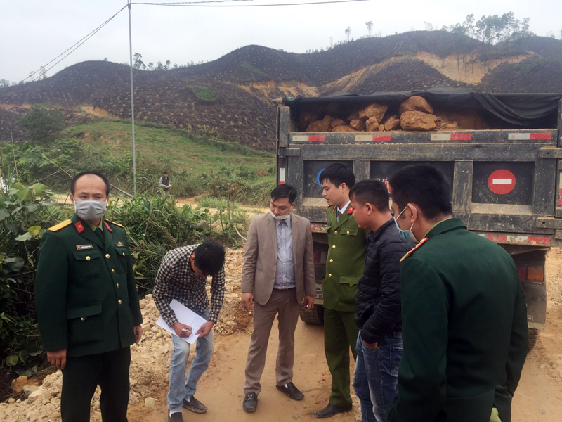 Lực lượng chức năng TP Móng Cái lập biên bản đối với những xe tải vận chuyển đất trái phép thuộc dự án của Công ty TNHH Phú Lâm.