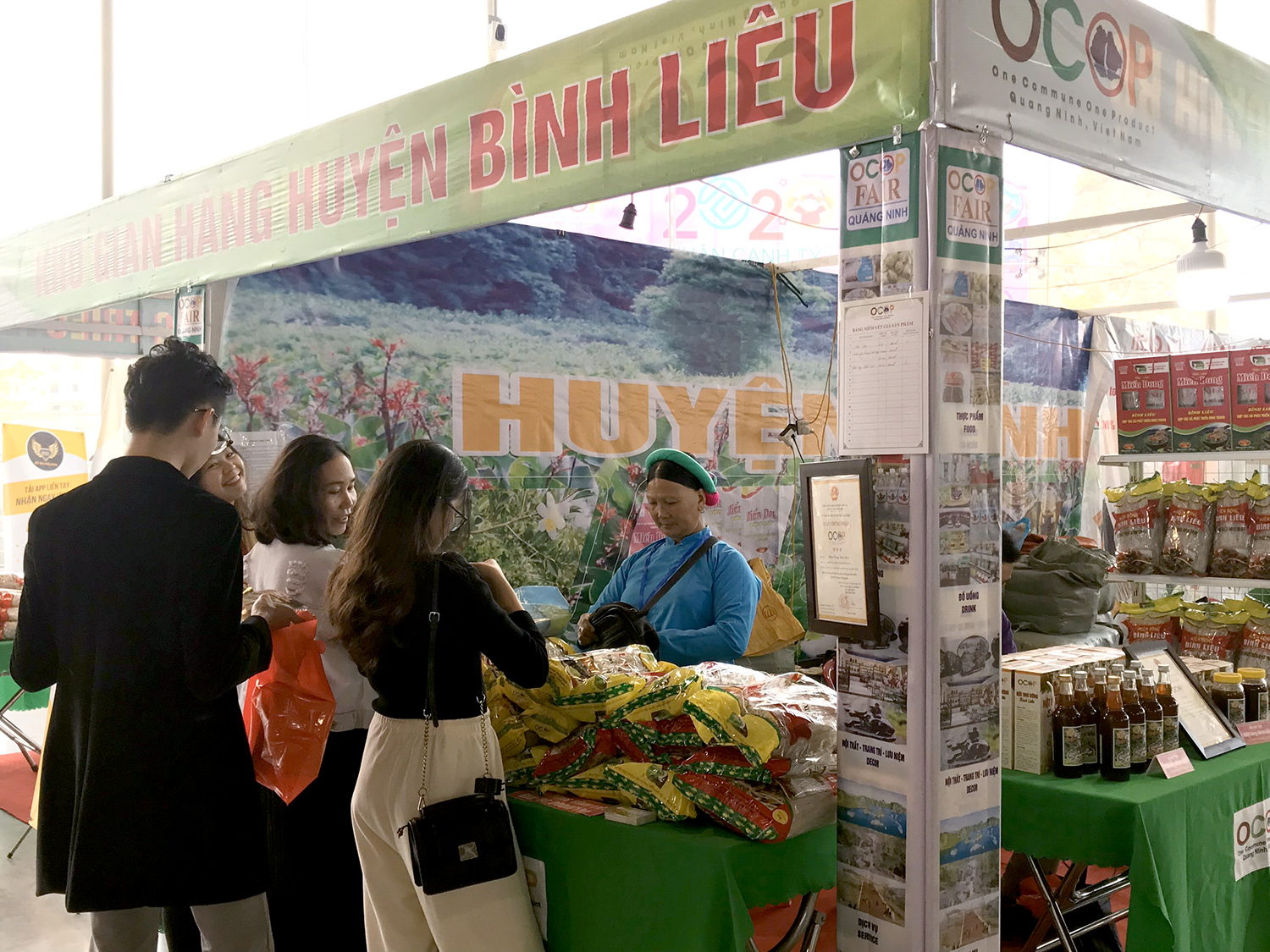 Các cơ sở sản xuất, kinh doanh ở Bình Liêu chủ yếu còn nhỏ lẻ, nguồn thu đóng góp không nhiều (Trong ảnh: Công ty CP và dịch vụ Bình Liêu tham gia Hội chợ OCOP Quảng Ninh Xuân 2020). 