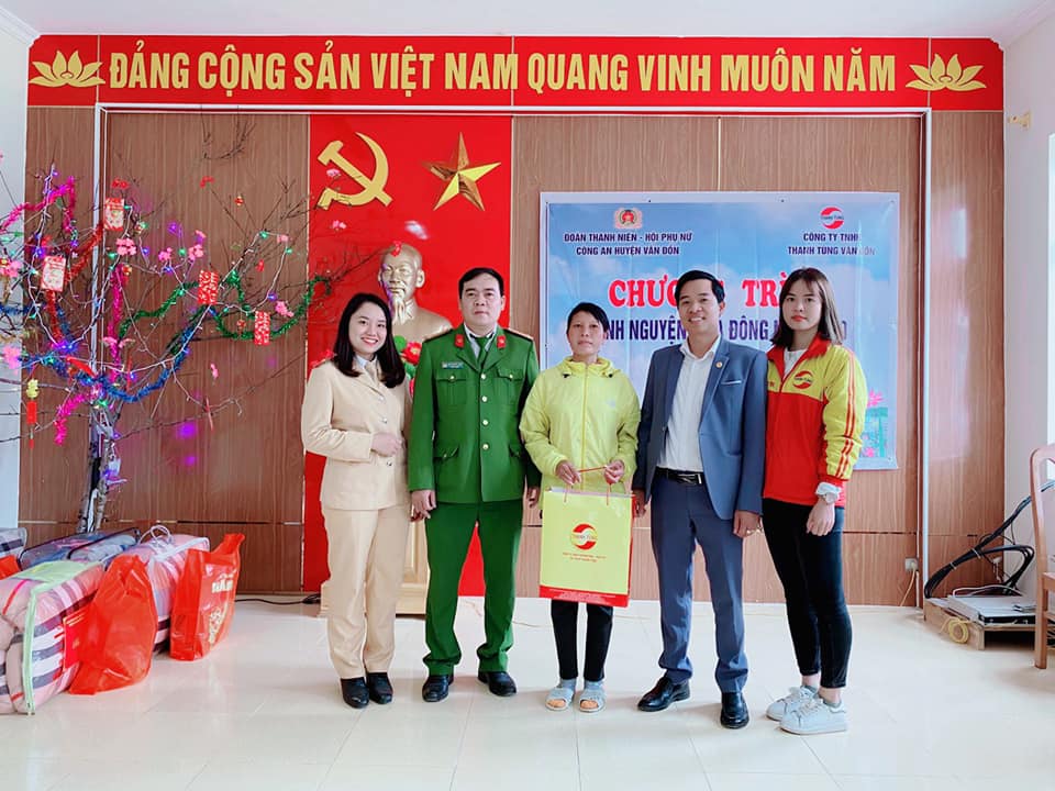 Anh Phạm Quang Tùng trong một lần tham gia thiện nguyện tặng quà tết cho hộ nghèo địa phương.