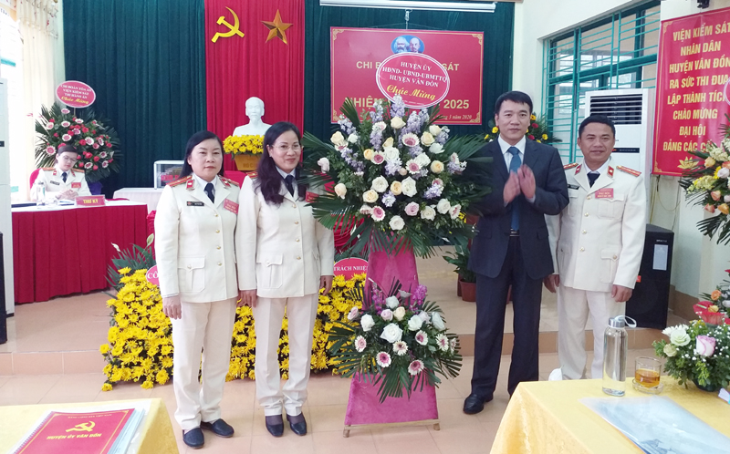 Đồng chí Tô Xuân Thao, Bí thư Huyện uỷ Vân Đồn tặng hoa chúc mừng đại hội