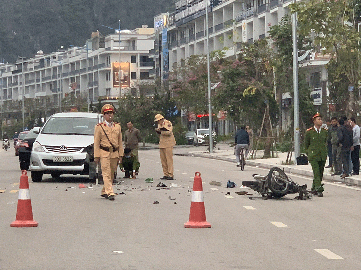 Một vụ TNGT giữa xe ô tô và mô tô trên đường Trần Quốc Nghiễn 