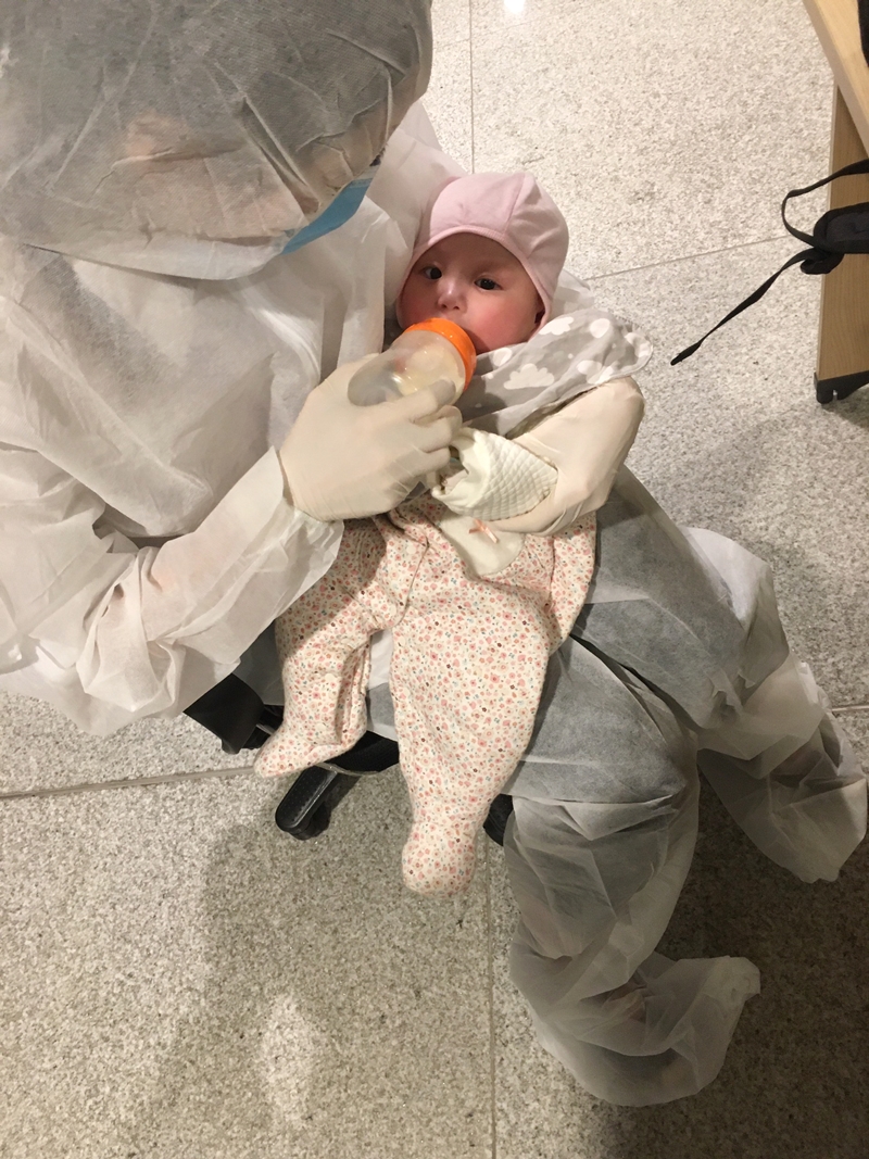 Em bé 2 tháng tuổi trở về một mình từ vùng dịch Hàn Quốc được lực lượng y tế Cảng đón và chăm sóc tận tình.