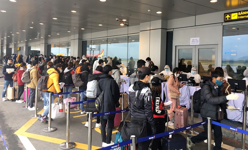 Công dân chờ nhập cảnh sau khi đáp chuyến bay từ Hàn Quốc trở về