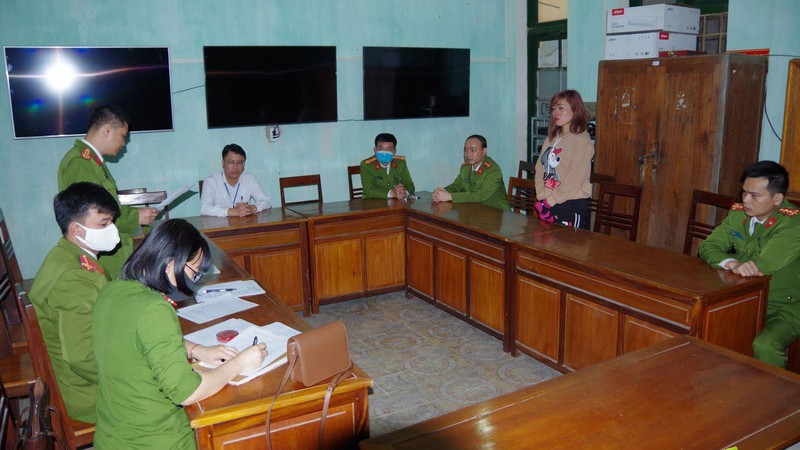  Cơ quan điều tra đọc lệnh khởi tố bị can Giàng Thị Lan. (ảnh: hagiangtv.vn)