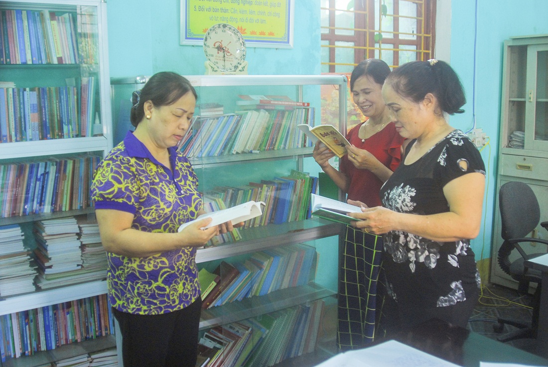 Các hòa giải viên của phường Ninh Dương (TP Móng Cái) chủ động tìm hiểu thông tin phục vụ công tác hòa giải ở cơ sở thông qua tủ sách pháp luật của xã.