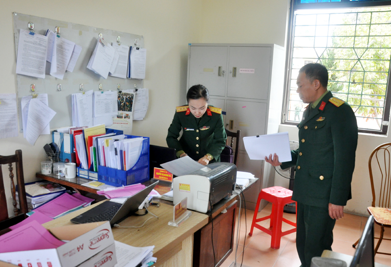 Cán bộ Cơ quan Chính trị Ban CHQS TP Hạ Long chuẩn bị tài liệu phục vụ nghiên cứu, quán triệt Đại hội Đảng bộ Quân sự thành phố. Ảnh: Quang Minh