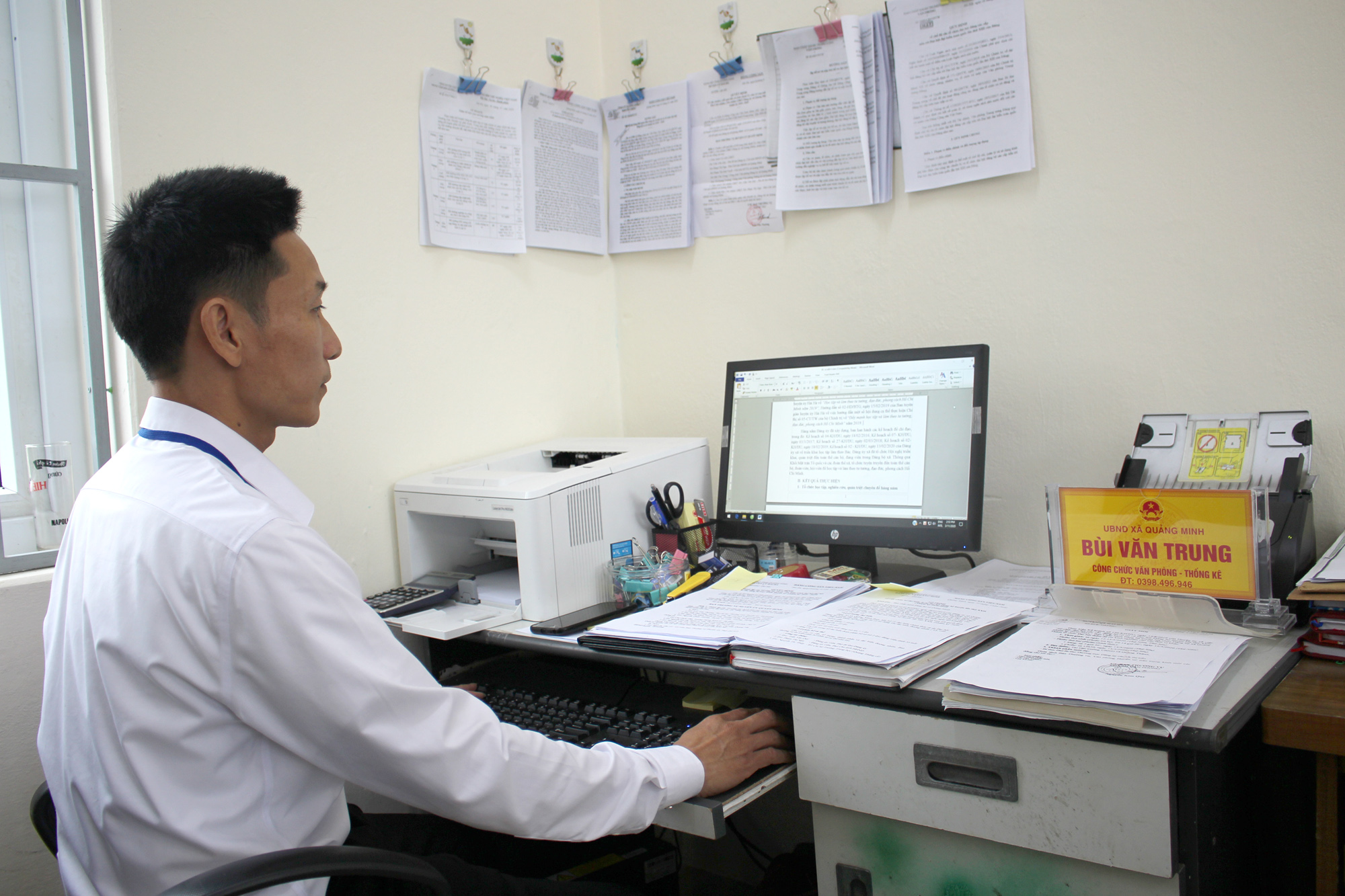 Anh Bùi Văn Trung, công chức văn phòng xã Quảng Minh (Hải Hà) đã kịp thời nắm bắt được tiến độ công việc sau sáp nhập