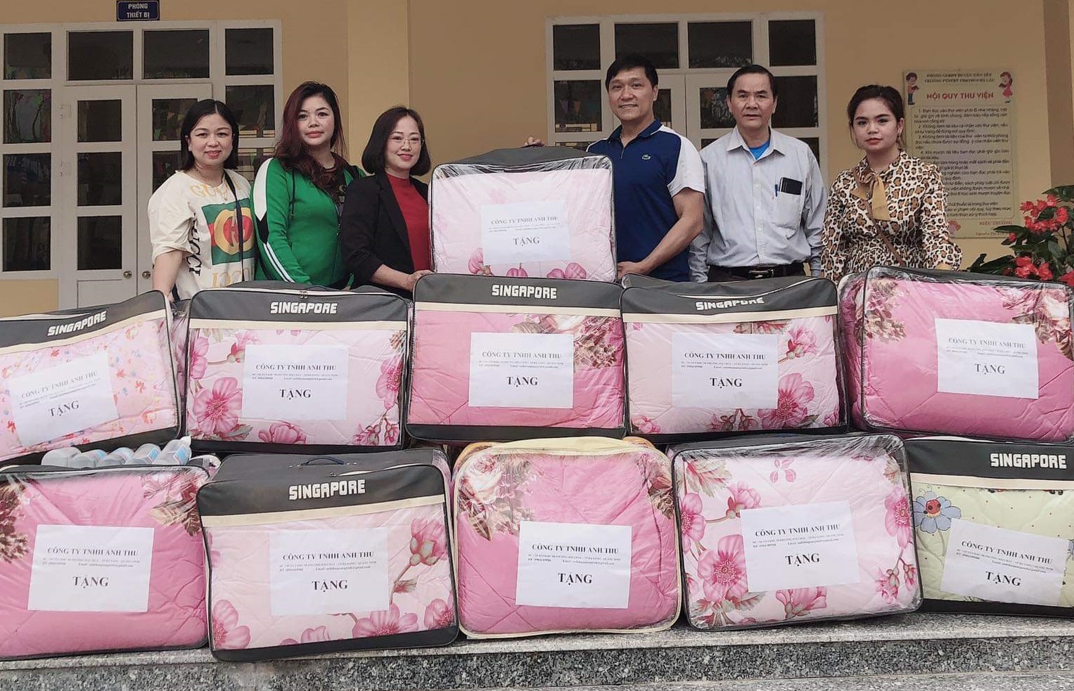 Trao tặng 20 chiếc chăn ấm cho học sinh Trường PT Dân tộc bán trú TH&THCS Hà Lâu