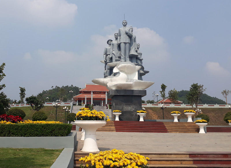  Tượng đài Nguyễn Thái Học cùng các đồng chí của mình.