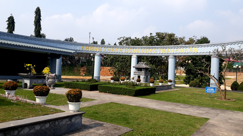  Khu mộ Nguyễn Thái Học và các chiến sĩ trong vòng tròn khuyết với câu nói bất hủ: 