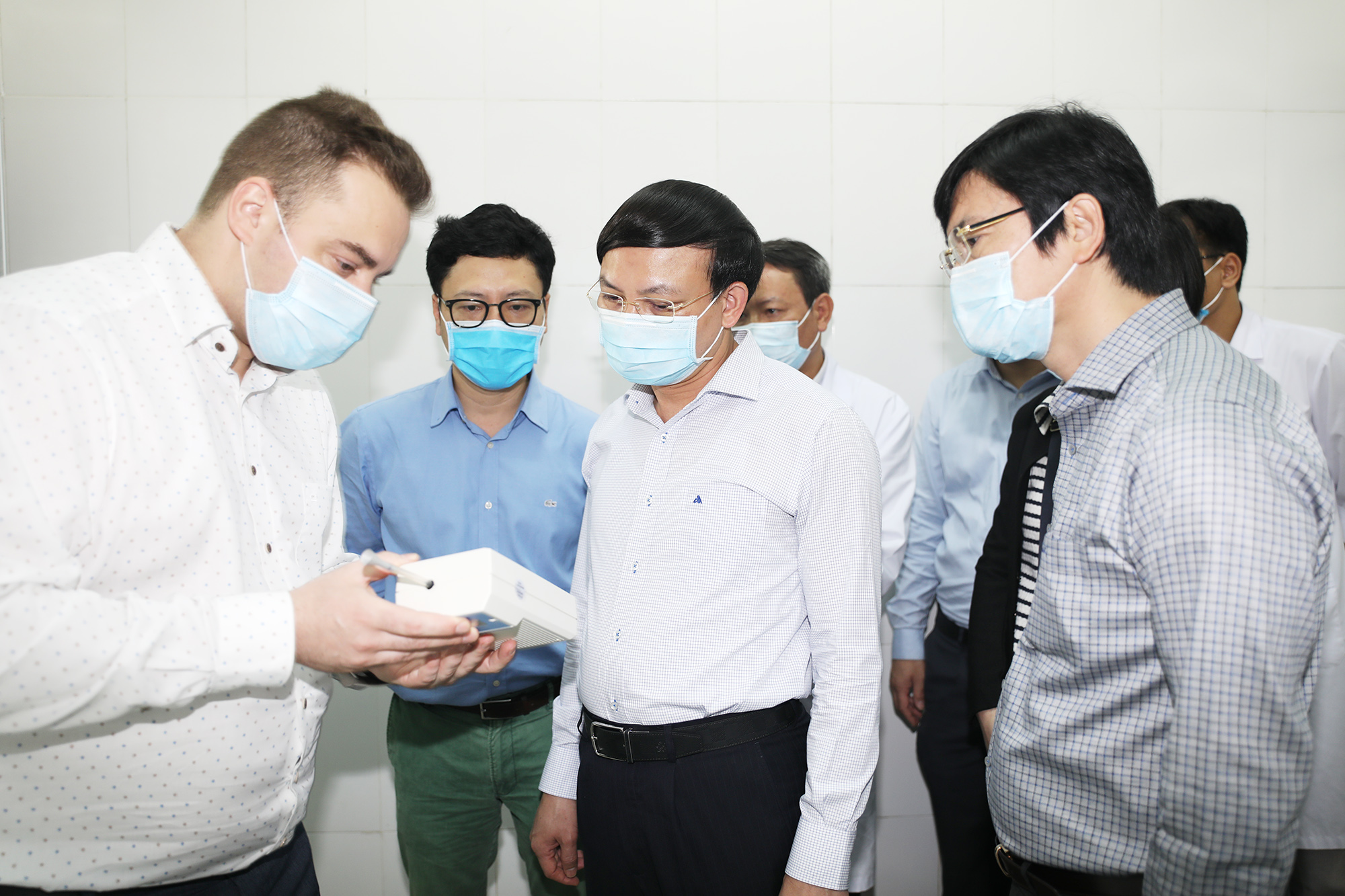 Đồng chí Bí thư Tỉnh ủy được chuyên gia nước ngoài giới thiệu quy trình vận hành phòng cách ly áp suất âm đặt tại Bệnh viện Đa khoa tỉnh.