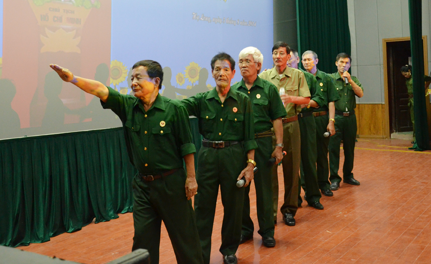Cựu chiến sĩ Đại đội dân quân tự vệ Bạch Đằng tạp một bài hát truyền thống.