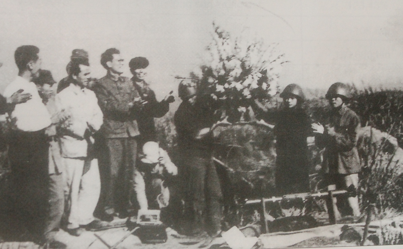 Năm 1973, thừa ủy quyền của Chủ tịch Tôn Đức Thắng, Chủ tịch UBND tỉnh Nguyễn Ngọc Đàm lên đồi tặng hoa