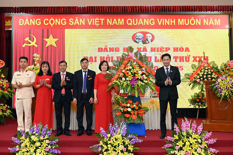 Đồng chí Hồ Văn Vịnh, Bí thư Thị ủy Quảng Yên tặng hoa chúc mừng Đại hội Đảng bộ xã Hiệp Hòa lần thứ XXII.