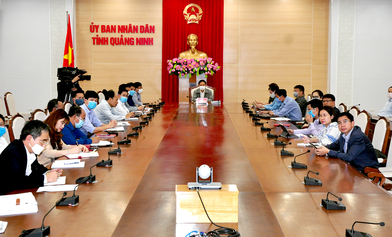 Tại đầu cầu Quảng Ninh, đồng chí Đặng Huy Hậu, Phó Chủ tịch Thường trực UBND tỉnh dự hội nghị. 