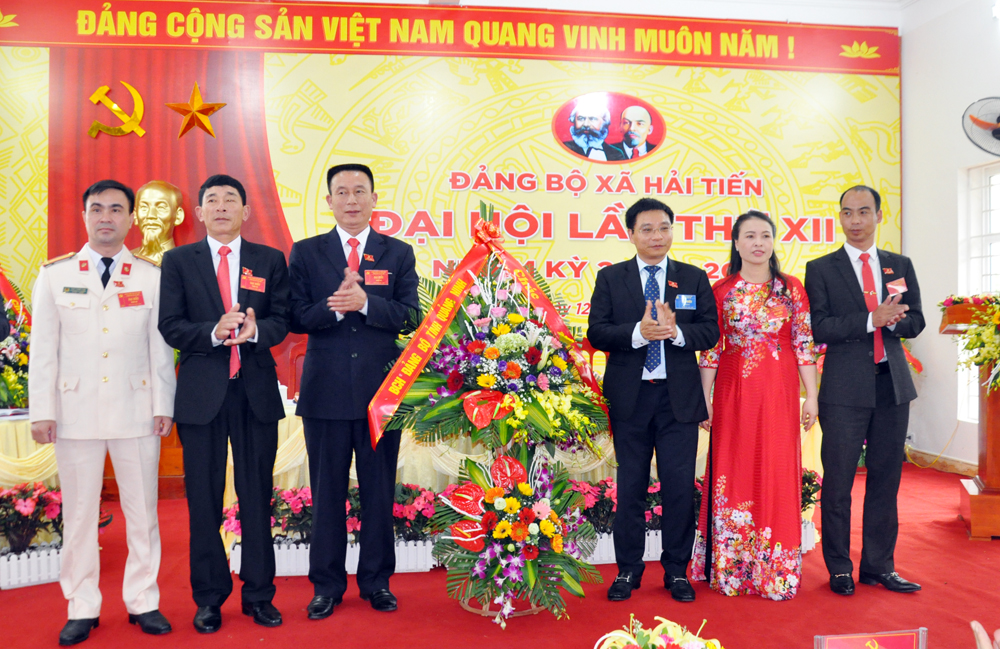 Đồng chí Nguyễn Văn Thắng, Chủ tịch UBND tỉnh tặng hoa chúc mừng đại hội.