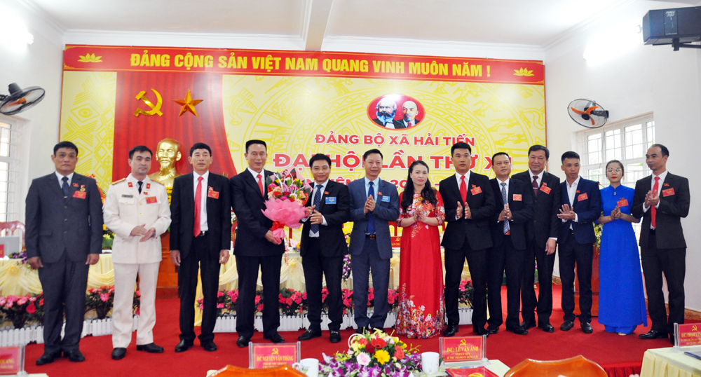 Đồng chí Nguyễn Văn Thắng, Chủ tịch UBND tỉnh và lãnh đạo TP Móng Cái tặng hoa chúc mừng BCH Đảng bộ xã Hải Tiến khóa XII.
