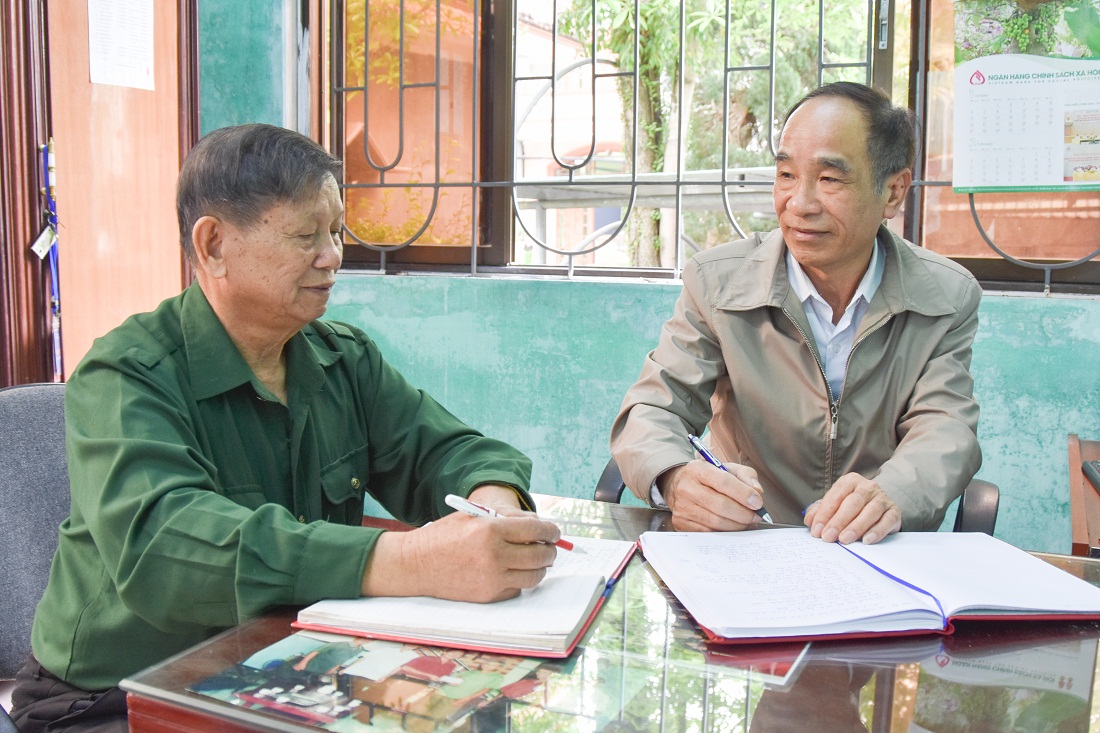 Ông Lương Quyền Cao (bên trái) báo cáo tình hình hoạt động của chi hội với Chủ tịch Hội CCB thị trấn.