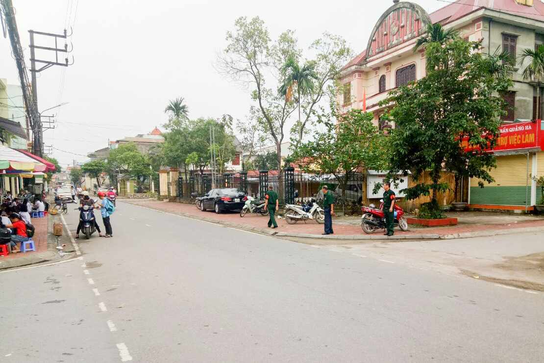 Tổ CCB tham gia đảm bảo an toàn giao thông tại phố Lý Thường Kiệt, thị trấn Quảng Hà, huyện Hải Hà.