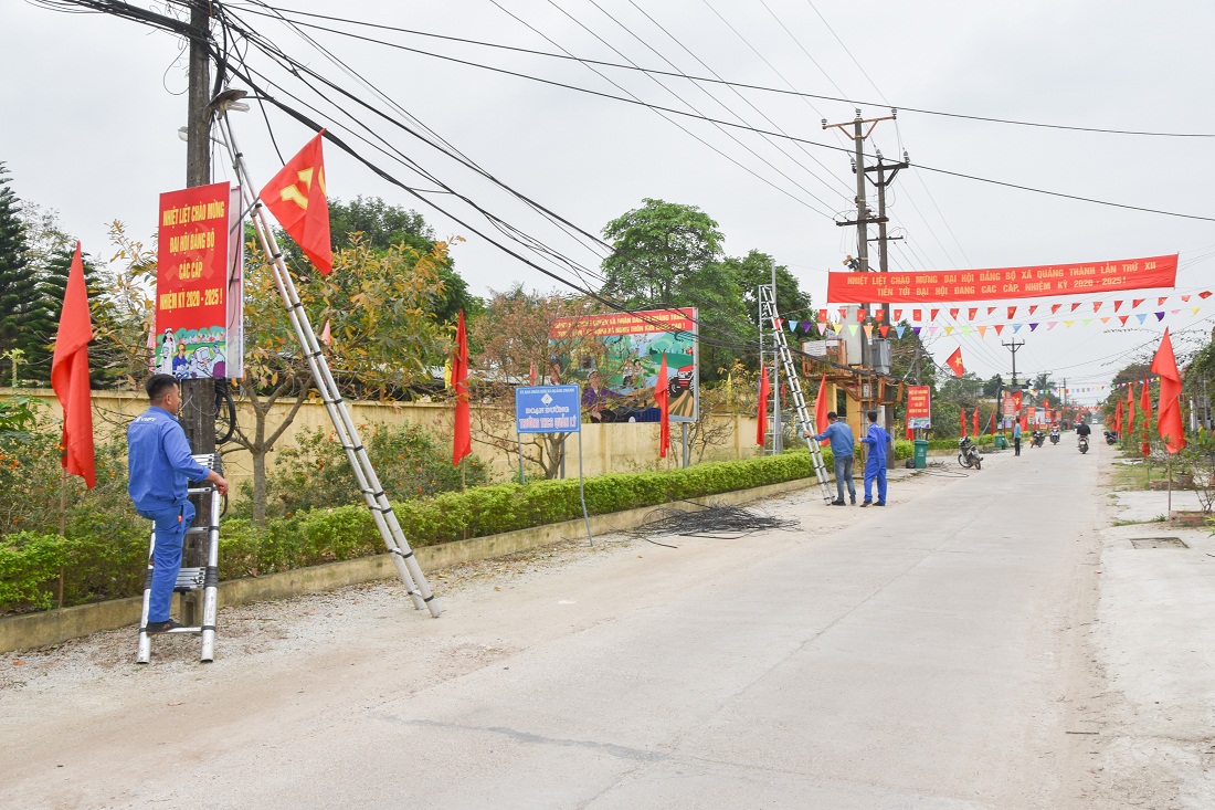 Tuyến đường trục chính xã Quảng Thành (huyện Hải Hà) được trang trí rực rỡ chào mừng Đại hội Đảng bộ các cấp nhiệm kỳ 2020-2025.