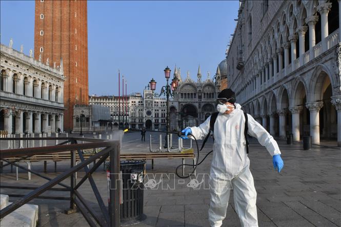  Phun thuốc khử trùng ngăn chặn sự lây lan của dịch COVID-19 tại Venice, Italy ngày 11/3/2020. Ảnh: AFP/TTXVN