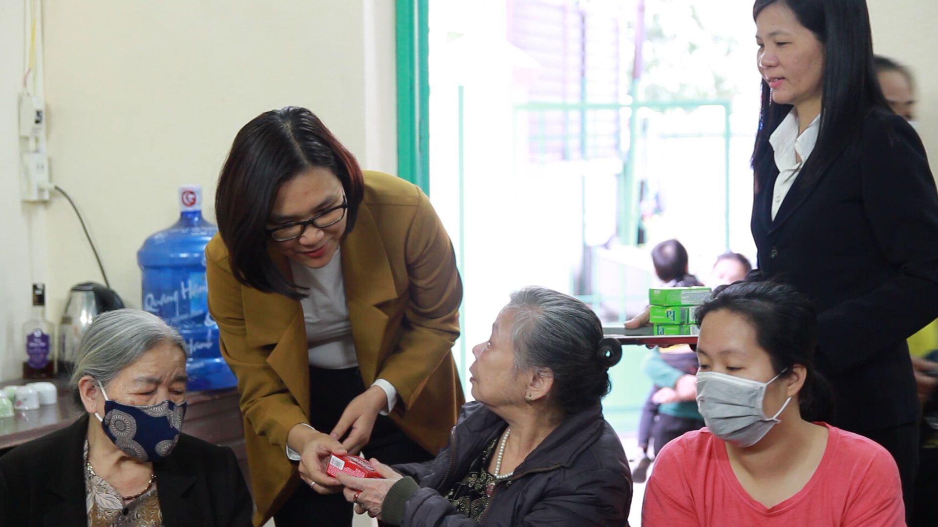 Lãnh đạo Hội LHPN thành phố trao tặng xà phòng diệt khuẩn cho hội viên phụ nữ có hoàn cảnh khó khăn