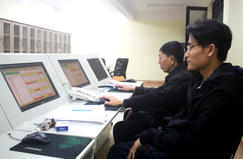 Nhân viên Trung tâm vận hành, điều khiển hệ thống chiếu sáng công cộng của TP Hạ Long đang giám sát quá trình hoạt động của hệ thống đèn led