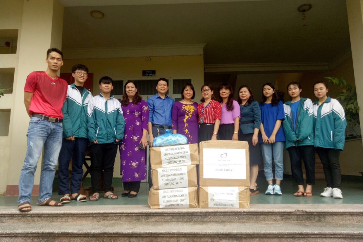 Cô và trò trường THPT Quảng Hà vui mừng nhận khẩu trang y tế trong công tác phòng dịch