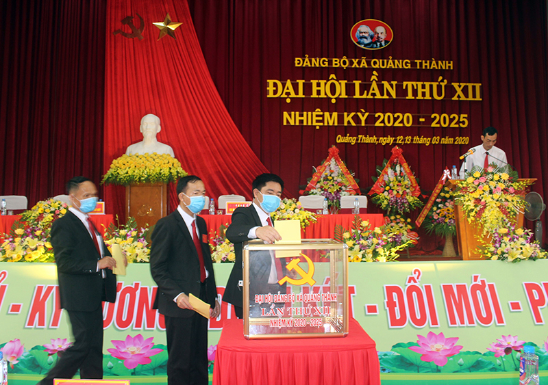 Các đại biểu tiến hành bầu cử BCH Đảng bộ xã Quảng Thành.