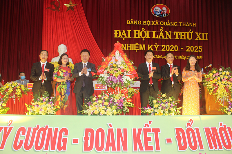 Lãnh đạo tỉnh Quảng Ninh và huyện Hải Hà tặng hoa chúc mừng Đại hội.