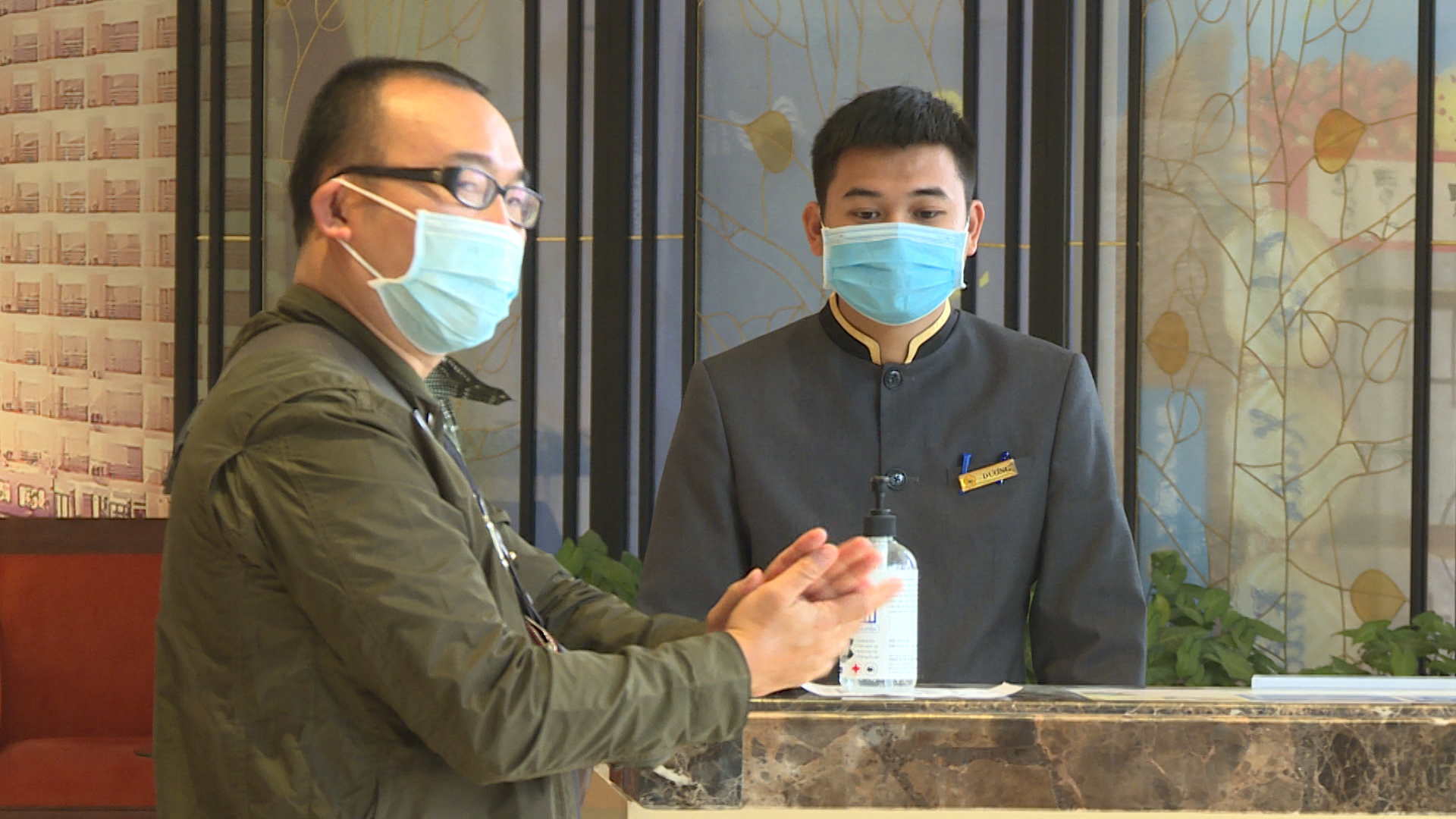 Nhân viên Khách sạn Sài Gòn-Hạ Long đeo khẩu trang khi làm việc, tiếp xúc với khách hàng.