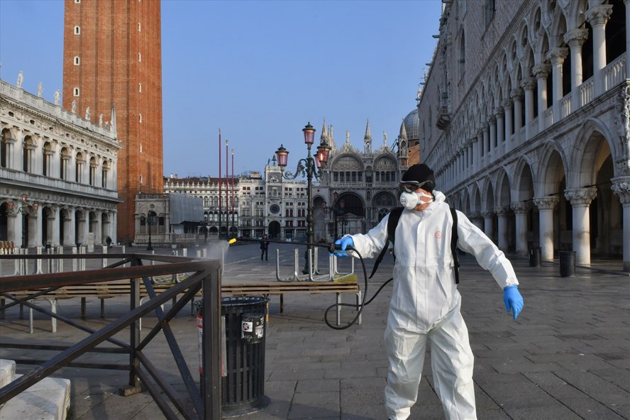Phun thuốc khử trùng ngăn chặn sự lây lan của COVID-19 tại Venice, Italia. Ảnh: AFP