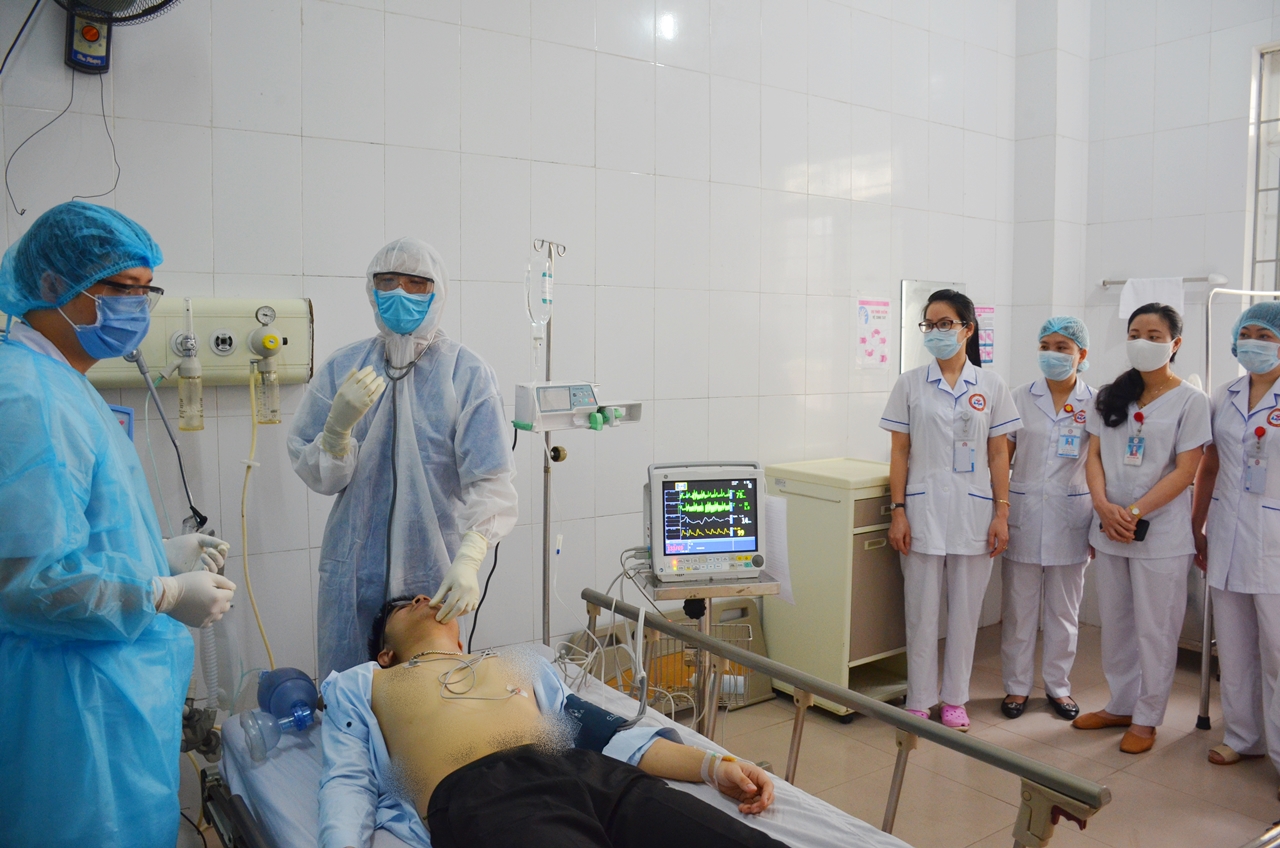 Cán bộ, đoàn viên y tế Bệnh viện Đa khoa Khu vực Cẩm Phả đang diễn tập tình huống cấp cứu người bệnh
