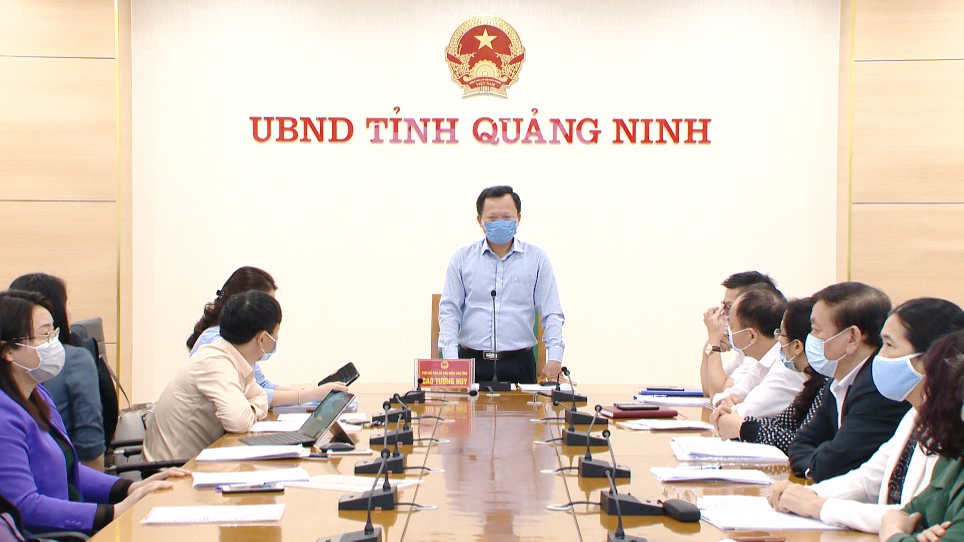 Phó Chủ tịch UBND tỉnh Cao Tường Huy, Chủ tịch Hội đồng xét tặng cấp tỉnh chủ trì cuộc họp