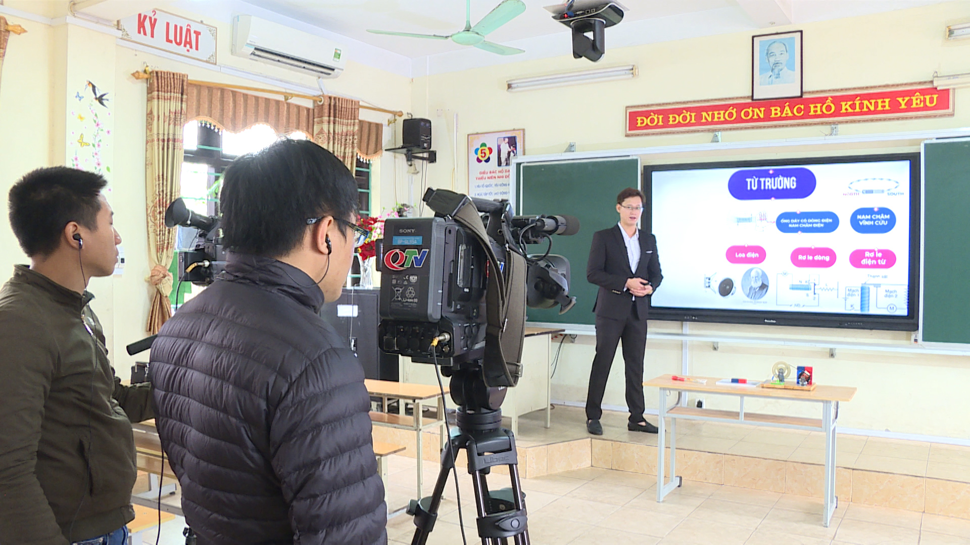 Trung tâm Truyền thông tỉnh Quảng Ninh phối hợp với Sở Giáo dục - Đào tạo tổ chức ghi hình hướng dẫn học sinh ôn tập kiến thức.