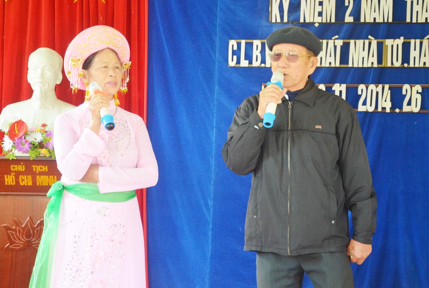 Nghệ nhân Phạm Văn Pẩu hát cùng thành viên CLB Văn nghệ dân gian xã Quảng Nghĩa, thành phố Móng Cái.