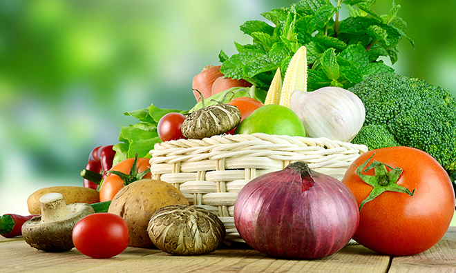 Vitamin có trong rau xanh, trái cây, các loại đậu. Ảnh: Health