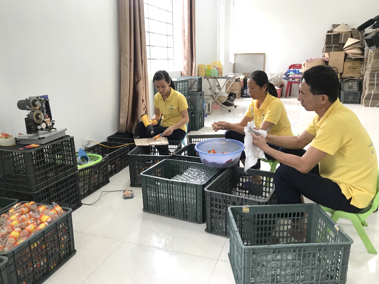 Việc vệ sinh chai lọ để đựng mắm vẫn được thực hiện thủ công tại cơ sở chế biến đặc sản, hải sản, thủy sản Vân Đồn, xã Đoàn Kết, huyện Vân Đồn. 
