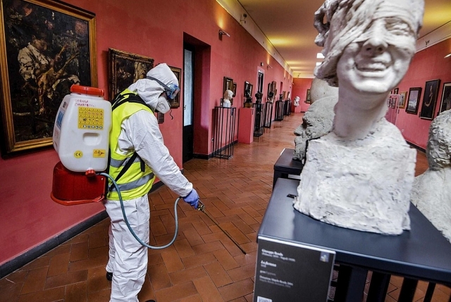 Nhân viên thực hiện phun khử trùng tại một bảo tàng ở Naples, Ý. (Ảnh: AP)