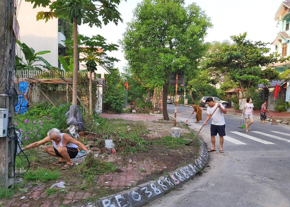 Người dân Khu 6, phường Hồng Hà, TP Hạ Long dọn vệ sinh môi trường khu phố.