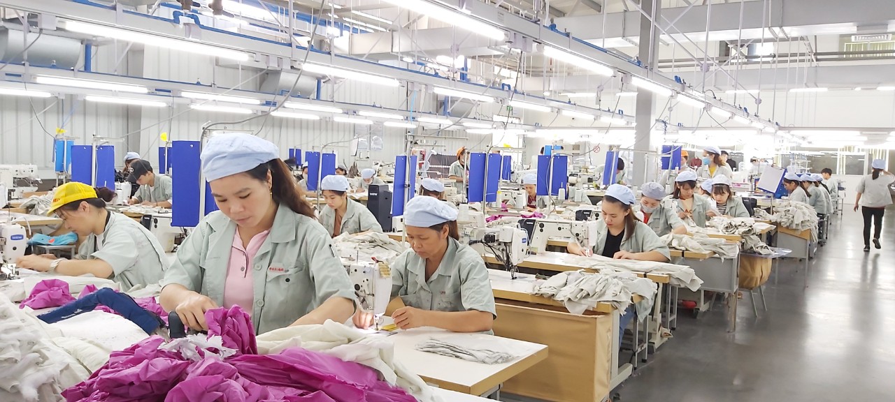 Nữ CNLĐ Công ty TNHH may mặc Hoa Lợi Đạt tích cực thi đua lao động sản xuất.