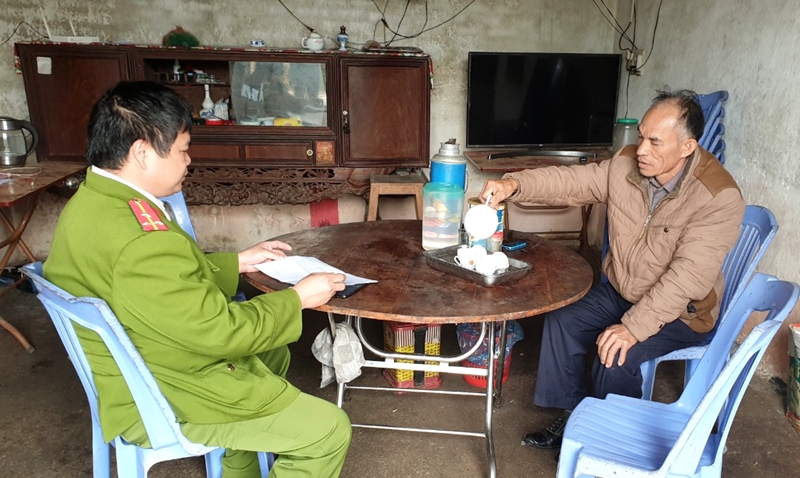 Trưởng Công an xã Quảng Lâm gặp gỡ, tiếp xúc với ông Síu Phổ Sáng, người uy tín thôn Mào Liểng