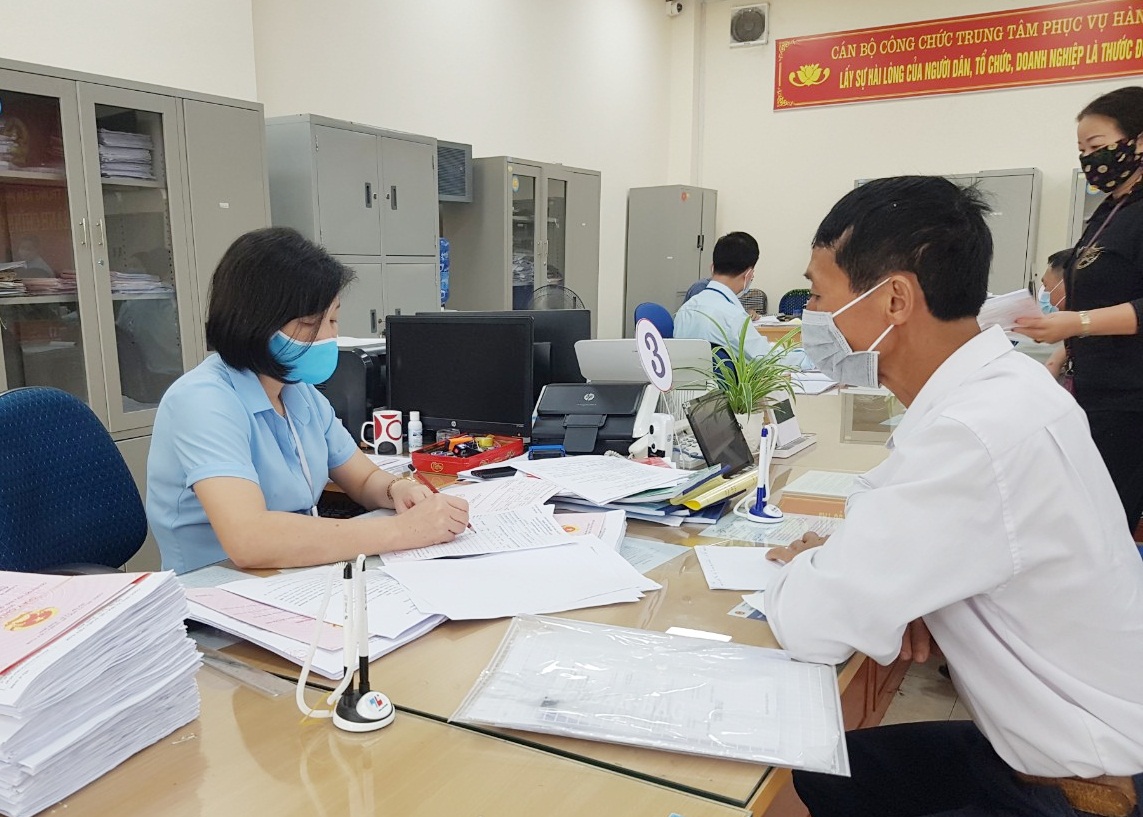 Cán bộ Trung tâm Phục vụ Hành chính công Đông Triều giải quyết TTHC cho công dân.